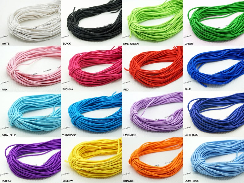 K&ouml;nnte beinhalten: Eine Sammlung von 14 Spulen elastischen Kordels in verschiedenen Farben, darunter Wei&szlig;, Schwarz, Limettengr&uuml;n, Gr&uuml;n, Rosa, Fuchsia, Rot, Blau, Babyblau, T&uuml;rkis, Lavendel, Dunkelblau, Lila, Gelb, Orange und Hellblau.