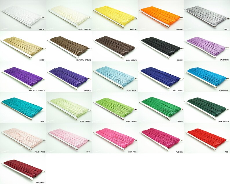 Pode incluir: Uma variedade de cores de cord&atilde;o, corda ou fio. Os cord&otilde;es est&atilde;o dispostos em filas sobre um fundo branco. As cores incluem branco, amarelo claro, amarelo, laranja, cinza, bege, marrom natural, marrom escuro, preto, lavanda, roxo ametista, roxo, azul claro, azul marinho, turquesa, azul-verde, verde claro, verde lim&atilde;o, verde, verde escuro, rosa p&ecirc;ssego, rosa, rosa quente, f&uacute;csia, vermelho e bord&ocirc;.