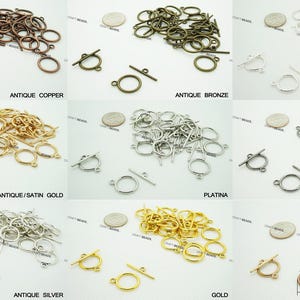 Op de afbeelding: Assortiment van toggle-sluitingen in diverse metallic afwerkingen, waaronder antiek koper, brons, zilver en goud. De sluitingen worden in verschillende stijlen en hoeveelheden getoond, met een munt als referentie. Afmetingen in millimeters.