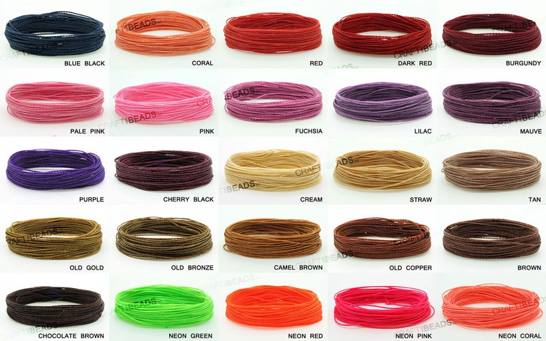 K&ouml;nnte beinhalten: Eine Sammlung von 20 Spulen mit farbigem gewachstem Garn, jede in einem Kreis gewickelt. Die Farben umfassen Blau, Schwarz, Koralle, Rot, Dunkelrot, Burgunder, Hellrosa, Rosa, Fuchsia, Lila, Mauve, Lila, Kirschschwarz, Creme, Stroh, Braun, Altgold, Altbronze, Kamelbraun, Altcopper, Braun, Schokoladenbraun, Neongr&uuml;n, Neonrot, Neonrosa und Neonkoralle.