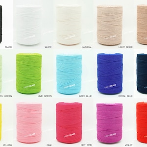 Puede incluir: Una colección de 16 carretes de cordón de algodón en varios colores, incluyendo negro, blanco, natural, beige claro, beige oscuro, verde pastel, verde lima, azul bebé, azul real, azul marino, amarillo, rosa, rosa intenso, violeta y rojo. Cada carrete está etiquetado con el nombre del color.