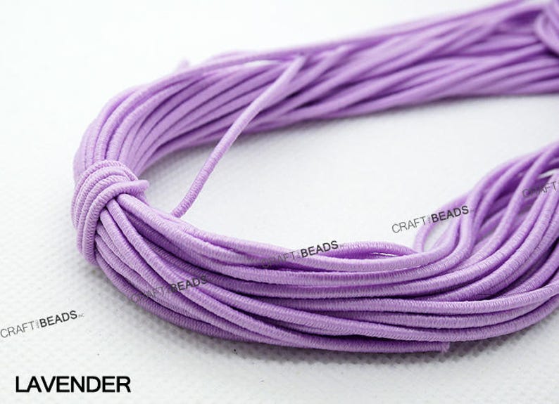 K&ouml;nnte beinhalten: Eine Spule mit lila elastischem Band. Das Band ist weich und dehnbar, perfekt f&uuml;r die Herstellung von Schmuck, Bastelarbeiten und anderen Projekten.