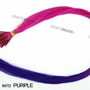 Puede incluir: Extensiones de cabello ombre de fucsia a morado con una cuenta dorada en la parte superior. Las extensiones de cabello est&aacute;n dispuestas en un c&iacute;rculo sobre un fondo blanco.