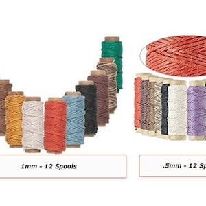 Puede incluir: Doce carretes de cordón de 1 mm de grosor en varios colores, incluyendo azul, verde, amarillo, naranja, rojo, morado y marrón. Doce carretes de cordón de 0,5 mm de grosor en varios colores, incluyendo beige, gris y blanco.  "1 mm - 12 Carretes" y ".5 mm - 12 Carretes" están escritos debajo de los cordones.