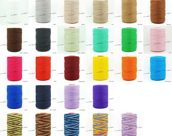 Pode incluir: Uma coleção de 25 carretéis de cordão de algodão em várias cores, incluindo branco, cinza, bege, marrom claro, marrom, marrom escuro, preto, verde menta, azul esverdeado, verde, rosa, fúcsia, vermelho, bordô, amarelo, laranja, turquesa, azul, azul marinho, lavanda, roxo, camuflagem, terra, oceano, arco-íris e doce.