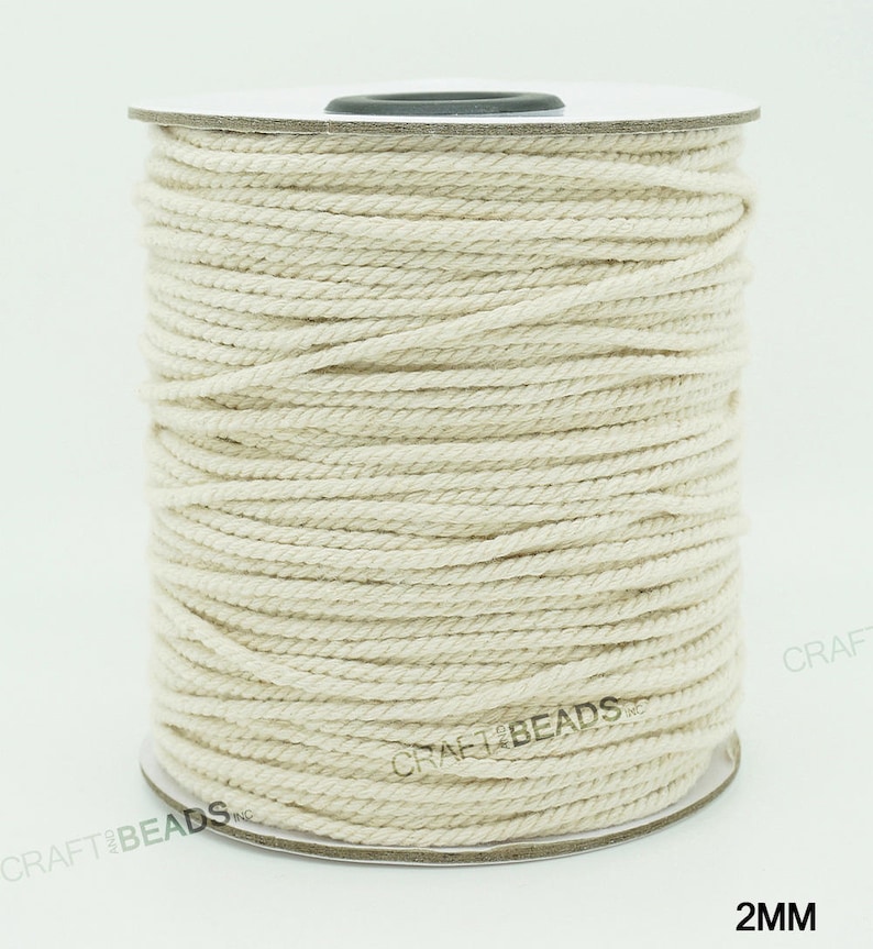 Pu&ograve; includere: Un rotolo di cordoncino in cotone bianco naturale, di 2 mm di spessore, avvolto attorno a un rotolo di cartone bianco. Il cordoncino &egrave; utilizzato per l'artigianato e la creazione di gioielli.