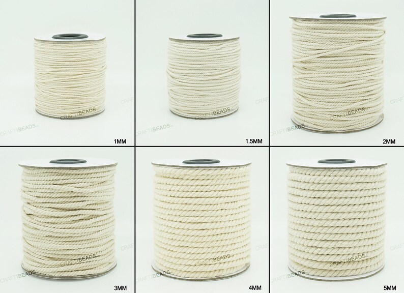 Pu&ograve; includere: Sei bobine di cordoncino in cotone bianco naturale, ciascuna con uno spessore diverso. Le bobine sono etichettate con lo spessore del cordoncino in millimetri: 1 mm, 1,5 mm, 2 mm, 3 mm, 4 mm e 5 mm.