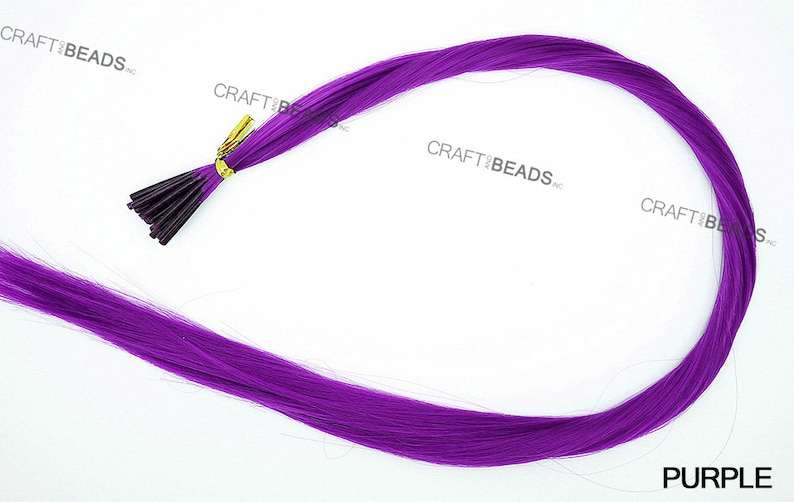Puede incluir: Una hebra de extensiones de cabello sint&eacute;tico largo y de color morado brillante con un clip dorado en la parte superior. El cabello es liso y recto, y el clip est&aacute; unido a un paquete de hebras de cabello. El texto "PURPLE" est&aacute; impreso en blanco en la parte inferior de la imagen.