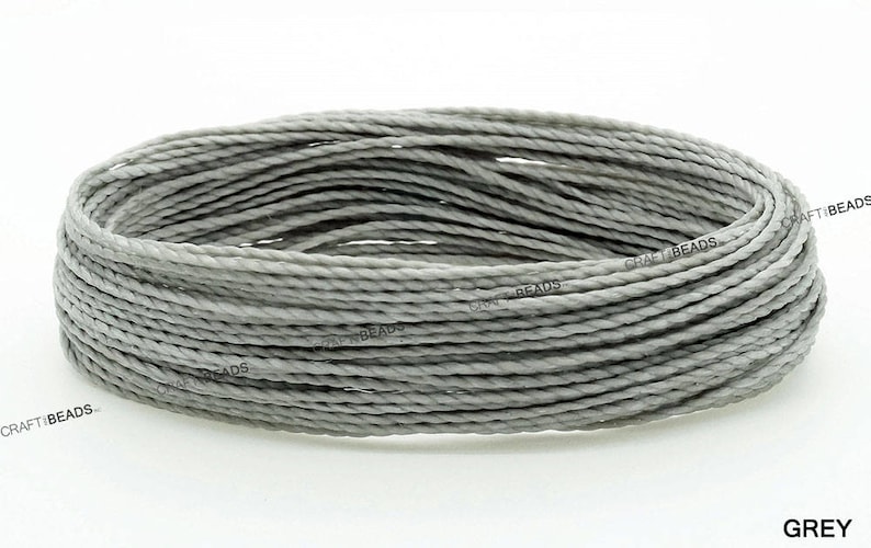 K&ouml;nnte beinhalten: Nahaufnahme einer Spule mit grauem, gedrehtem Kordel. Die Kordel besteht aus Naturfasern und ist perfekt f&uuml;r Bastelarbeiten.