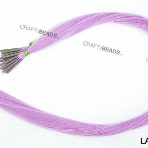 Puede incluir: Un paquete de extensiones de cabello de color lavanda. Las extensiones son largas y rectas, y est&aacute;n atadas juntas con una banda verde. El texto "LAVENDER" est&aacute; impreso en la parte inferior de la imagen.