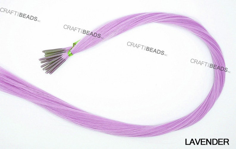Puede incluir: Un paquete de extensiones de cabello de color lavanda. Las extensiones son largas y rectas, y est&aacute;n atadas juntas con una banda verde. El texto "LAVENDER" est&aacute; impreso en la parte inferior de la imagen.