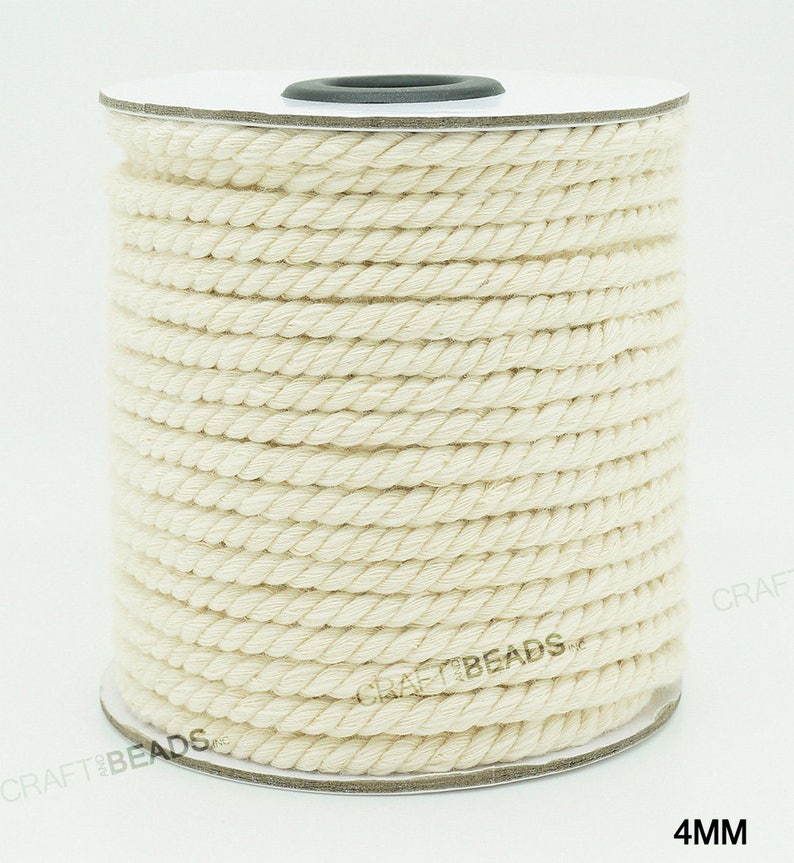 Pu&ograve; includere: Un rotolo di corda di cotone di colore naturale, di 4 mm di spessore, con la scritta "CRAFT BEADS INC" stampata sul lato.