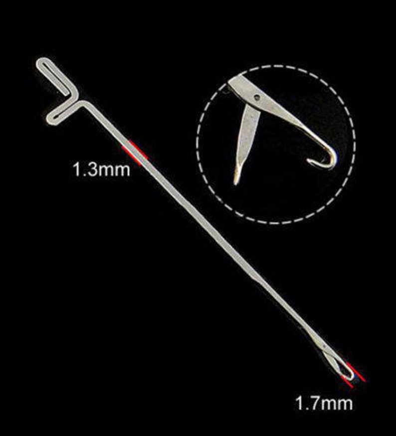 Puede incluir: Un enhebrador de aguja de plata con un gancho en un extremo y un bucle en el otro. El enhebrador de aguja tiene 1,3 mm de ancho en el gancho y 1,7 mm de ancho en el bucle.