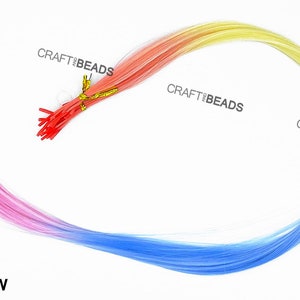 Puede incluir: Alambre artesanal de colores del arco&iacute;ris, un paquete de alambre rojo, naranja, amarillo, verde, azul y morado. El alambre est&aacute; dispuesto en forma de c&iacute;rculo, con los extremos del alambre unidos.