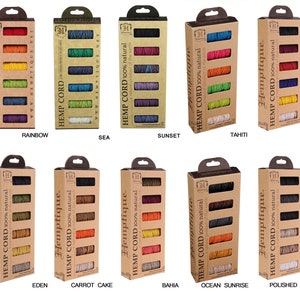 Puede incluir: Surtido de 10 combinaciones de colores diferentes de cordón de cáñamo en cajas de cartón. Cada caja contiene 6 carretes de cordón de cáñamo. Las cajas están etiquetadas con el nombre de la combinación de colores, como "Rainbow", "Sea", "Sunset", "Tahiti", "Viva", "Eden", "Carrot Cake", "Bahia", "Ocean Sunrise" y "Polished Sand".