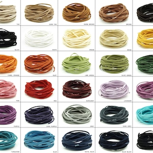 Op de afbeelding: Een verzameling van 25 spoelen suède koord in verschillende kleuren, waaronder bruin, zwart, wit, crème, beige, kameeloranje, roest, limoengroen, olijfgroen, donkergroen, roze, rood, bordeaux, lavendel, lichtpaars, paars, donkerpaars, grijs, donkergrijs, babyblauw, turquoise, blauw, koninklijkblauw, blauwzwart en zwart.