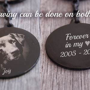 Pode incluir: Chaveiro redondo preto com um retrato de cachorro gravado em um lado e o texto "Forever in my 2005-2018" no outro. A palavra "Joy" est&aacute; gravada abaixo do retrato do cachorro. O texto "Engraving can be done on both sides" est&aacute; acima dos chaveiros.
