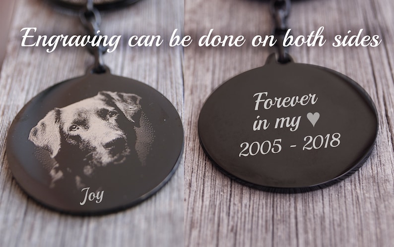 Pode incluir: Chaveiro redondo preto com um retrato de cachorro gravado em um lado e o texto "Forever in my 2005-2018" no outro. A palavra "Joy" est&aacute; gravada abaixo do retrato do cachorro. O texto "Engraving can be done on both sides" est&aacute; acima dos chaveiros.