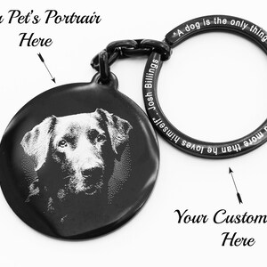 Pode incluir: Porta-chaves de metal preto com um pendente circular com um retrato de c&atilde;o. O anel do porta-chaves tem a cita&ccedil;&atilde;o "Um c&atilde;o &eacute; a &uacute;nica coisa na terra que te ama mais do que a si mesmo". O texto no pendente diz "Your Pet's Portrait Here" e "Your Custom Text Here."