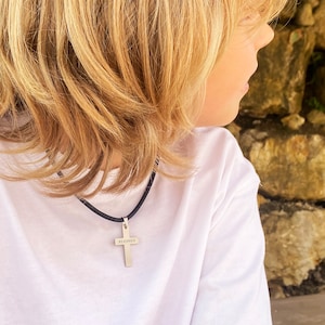 Cadeaux de baptême pour garçons, collier en cuir croix pour adolescents ou enfants, cadeau religieux personnalisé gravé - cadeau pour fils, cadeau de Noël