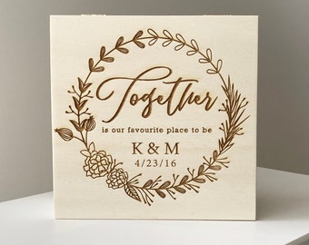 Puede incluir: Una caja de madera con un diseño de corona de flores y el texto "Together is our favourite place to be K & M 4/23/16".