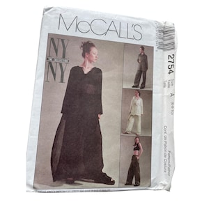 Op de afbeelding: Een McCall's 2754 naaipatroon-envelop voor een collectie kledingstukken, waaronder een top met lange mouwen, een broek en een rok. De hoes bevat foto's van de kleding in zwart, wit en neutrale tinten met de tekst NY NY.