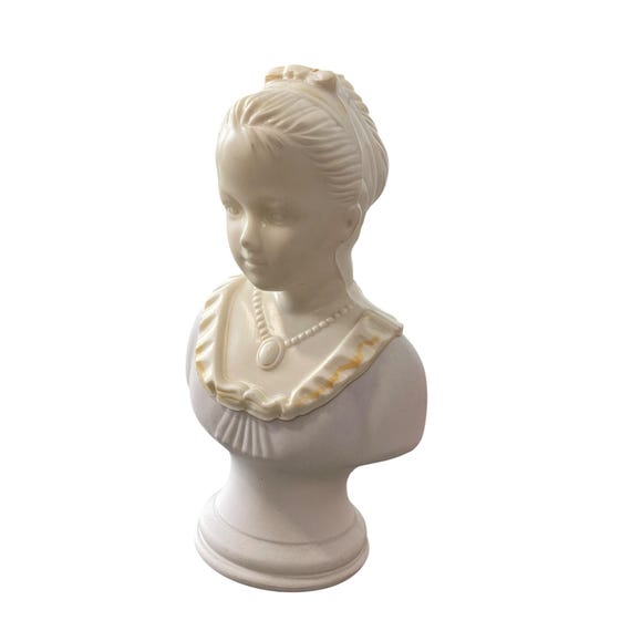 Vintage 1970s Avon 18th Century  Figurine Young Girl Moonwind Bath Oil 4 Oz