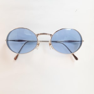 Occhiali da sole Concert 0333, montatura ovale in metallo argentato con lenti in vetro blu, occhiali da sole vintage anni '90 NOS, nuovi.