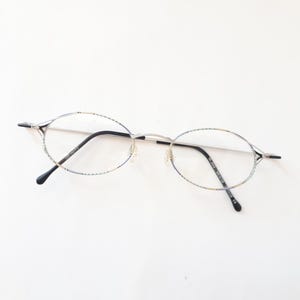 Infinity M 899 Brillenfassung, vintage pastell silber ovale Vollrand Brille, Metall Frauen 90er Brille, dünner Rahmen, mittlere Größe, NOS neu Brille