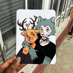 Puede incluir: Una pegatina con un lobo y un ciervo de dibujos animados abraz&aacute;ndose. El lobo lleva una camisa negra con un collar plateado y tiene la lengua azul fuera. El ciervo lleva una camisa negra y tiene un coraz&oacute;n rojo sobre su cabeza.