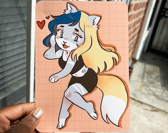 Puede incluir: Una ilustración de dibujos animados de una criatura peluda blanca y gris con pelo azul y amarillo que lleva un atuendo a rayas blanco y negro. La criatura está de pie sobre un fondo de cuadrícula rosa y blanca con corazones.