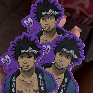 Puede incluir: Tres pegatinas con borde morado, cada una con un hombre de pelo oscuro, una cinta blanca en la cabeza y un cigarrillo. El hombre lleva una chaqueta azul con texto japonés y dos tatuajes de corazón. Diseño único.