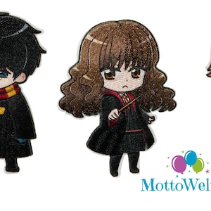 Może przedstawiać: Trzy haftowane naszywki z postaciami z serii Harry Potter. Naszywki są czarne, czerwone i brązowe z białymi akcentami. Postaciami są Harry Potter z sową Hedwigą, Hermiona Granger i Ron Weasley.