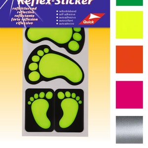 Puede incluir: Un paquete de pegatinas reflectantes verdes, amarillas, naranjas, rosas y grises con forma de huellas de pies. Las pegatinas están etiquetadas como "Reflex-Sticker" y tienen el texto "autoadhesivo" y "autoadesivo" en el embalaje.