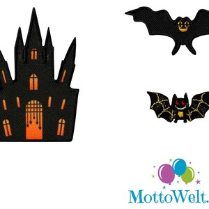 Könnte beinhalten: Set aus vier schwarzen Halloween-Bügeletiketten. Die Patches zeigen ein Spukhaus, zwei Fledermäuse und ein Gespenst. Das Gespenst hat ein gelbes lächelndes Gesicht.