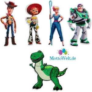 Può includere: Cinque toppe termoadesive con personaggi di Toy Story. Le toppe raffigurano Woody, Jessie, Bo Peep, Buzz Lightyear e Rex. Le toppe sono tutte colorate e dettagliate.