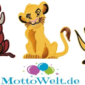 Peut inclure: Trois patchs brodés représentant des personnages du film Disney Le Roi Lion. Les patchs représentent Simba, Pumbaa et Timon. Simba est un lionceau jaune, Pumbaa est un phacochère brun et Timon est une mangouste brune.