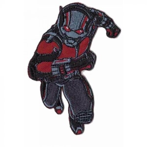 Può includere: Una toppa ricamata con Ant-Man in un costume rosso e nero con un elmetto grigio. È in una posa di corsa con il pugno chiuso.