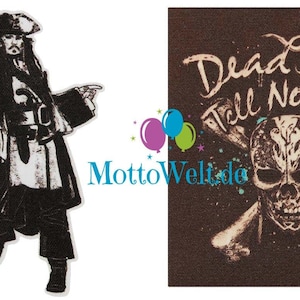 Puede incluir: Gráfico en blanco y negro de un pirata sosteniendo una espada, con un diseño a juego que presenta una calavera y huesos cruzados con el texto "Dead Men Tell No Tales". La imagen tiene una apariencia texturizada.