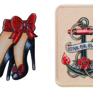 Peut inclure: Deux patchs thermocollants. L'un représente une paire de talons hauts rouges avec des nœuds rouges. L'autre représente une ancre noire avec des accents rouges et le texte "Sink or Swim".