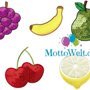 Könnte beinhalten: Satz mit acht bunten, fruchtigen Bügelbildern. Die Patches zeigen eine Traube, eine Banane, eine Birne, ein Wassermelonenstück, ein Kirschpaar, eine Zitronenscheibe und eine Ananas. Die Patches sind aus Pailletten gefertigt und eignen sich perfekt, um Kleidung, Taschen oder anderen Accessoires eine lustige und fantasievolle Note zu verleihen.