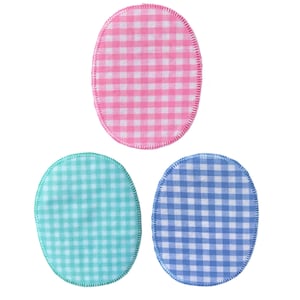 以下が含まれることがあります： ギンガムチェック柄の楕円形の布パッチが3つ。パッチはピンクと白、ティールと白、青と白です。