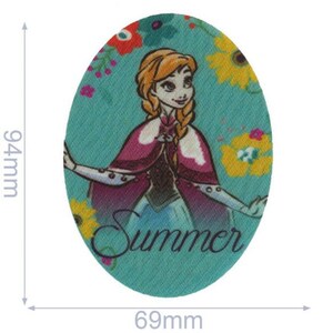 Könnte beinhalten: Ein runder, türkisfarbener Stoff-Patch mit floralem Muster. In der Mitte befindet sich ein Cartoon-Bild eines Mädchens mit langen blonden Haaren, das ein lila-schwarzes Kleid trägt. Der Text "Summer" ist in Schwarz auf dem Patch gedruckt.