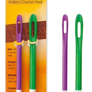 Puede incluir: Un paquete de ganchillos de punto Knook de la marca Pony. El paquete presenta dos ganchillos, uno morado y otro verde, con puntas blancas. El paquete también incluye el texto "The Knook" y medidas de 8 mm y 10 mm.