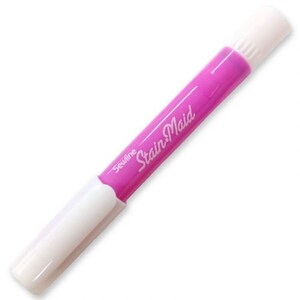 Könnte beinhalten: Ein rosa Stoffmarkierstift Sewline Stain Maid mit weißer Kappe.
