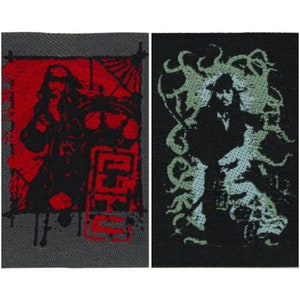 Puede incluir: Dos parches de tela negra con diseños gráficos. El parche de la izquierda presenta una silueta roja y negra de una persona con un fondo rojo y el texto "E.C.H.O.". El parche de la derecha presenta una silueta negra y verde de una persona con un fondo verde.