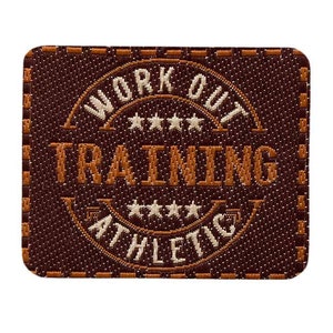 Könnte beinhalten: Brauner Stoff-Patch mit einem weißen gestickten Design. Das Design zeigt einen Kreis mit dem Text "Work Out Training Athletic" und fünf Sternen.