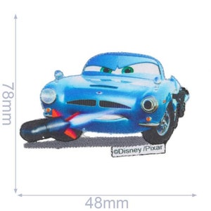 Könnte beinhalten: Ein blaues Cartoon-Auto mit einem schwarzen und roten Raketenantrieb. Das Auto hat einen mürrischen Gesichtsausdruck und der Text "Disney/Pixar" ist unter dem Auto zu sehen. Das Bild ist 7,8 cm x 4,8 cm groß.