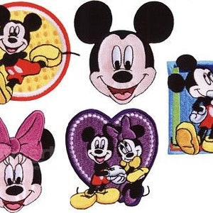 Op de afbeelding: Vijf geborduurde strijkpatches met Mickey Mouse en Minnie Mouse in verschillende poses. De patches zijn kleurrijk en hebben verschillende ontwerpen, waaronder een hartvormige patch met Mickey en Minnie die hand in hand staan.