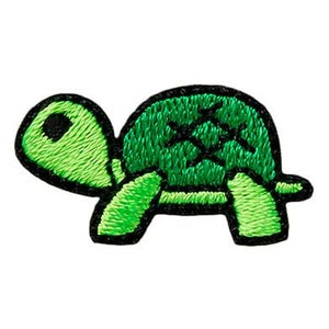 Peut inclure: Patch brodé de tortue verte avec contour noir.